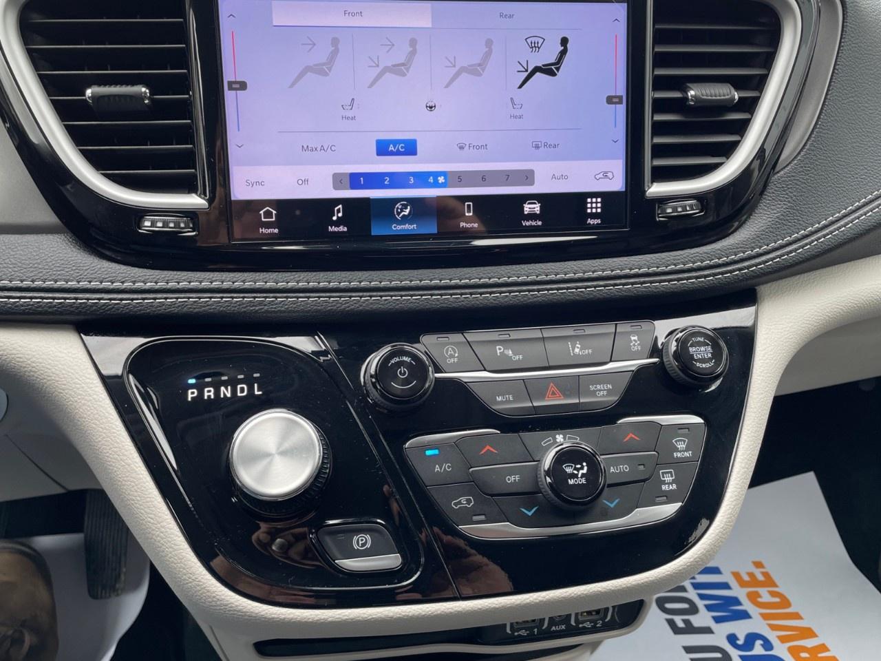 2024 Chrysler Pacifica TOURING-L FWD Photo
