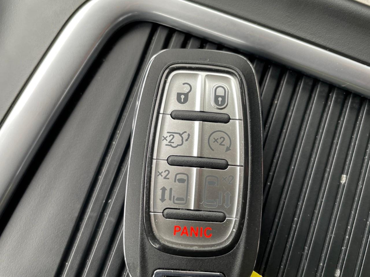 2024 Chrysler Pacifica TOURING-L FWD Photo