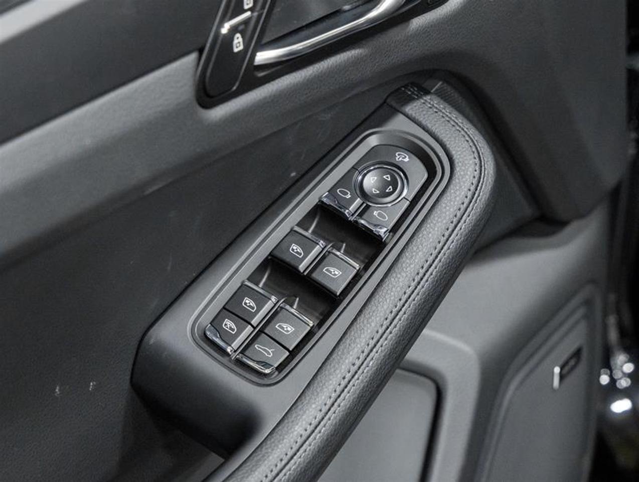 2026 Porsche Macan  Photo