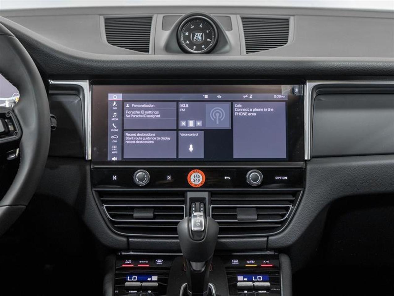 2026 Porsche Macan  Photo