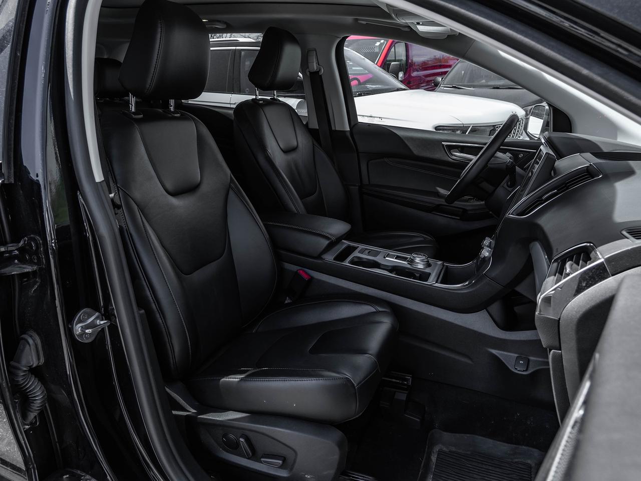 2021 Ford Edge Titanium AWD  ROOF  NAVI  LEATHER SEATS Photo