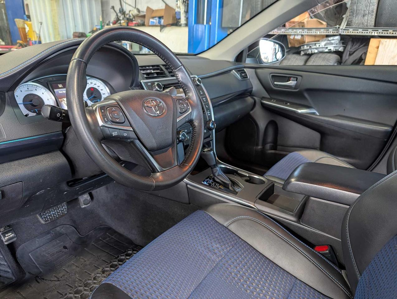 2016 Toyota Camry SE, 1 Owner, Low kms! Only 66500! Photo