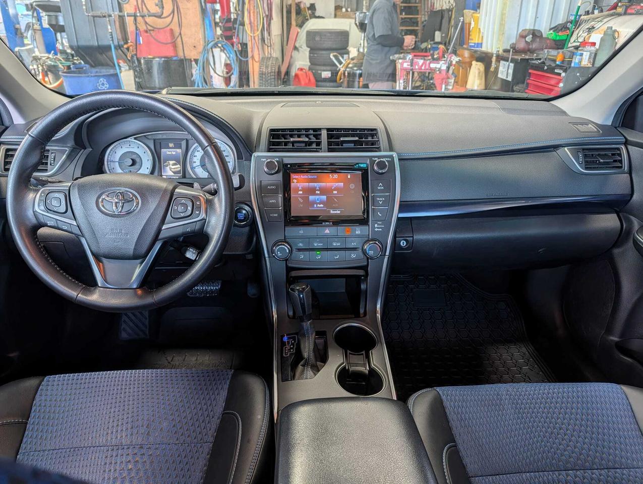 2016 Toyota Camry SE, 1 Owner, Low kms! Only 66500! Photo