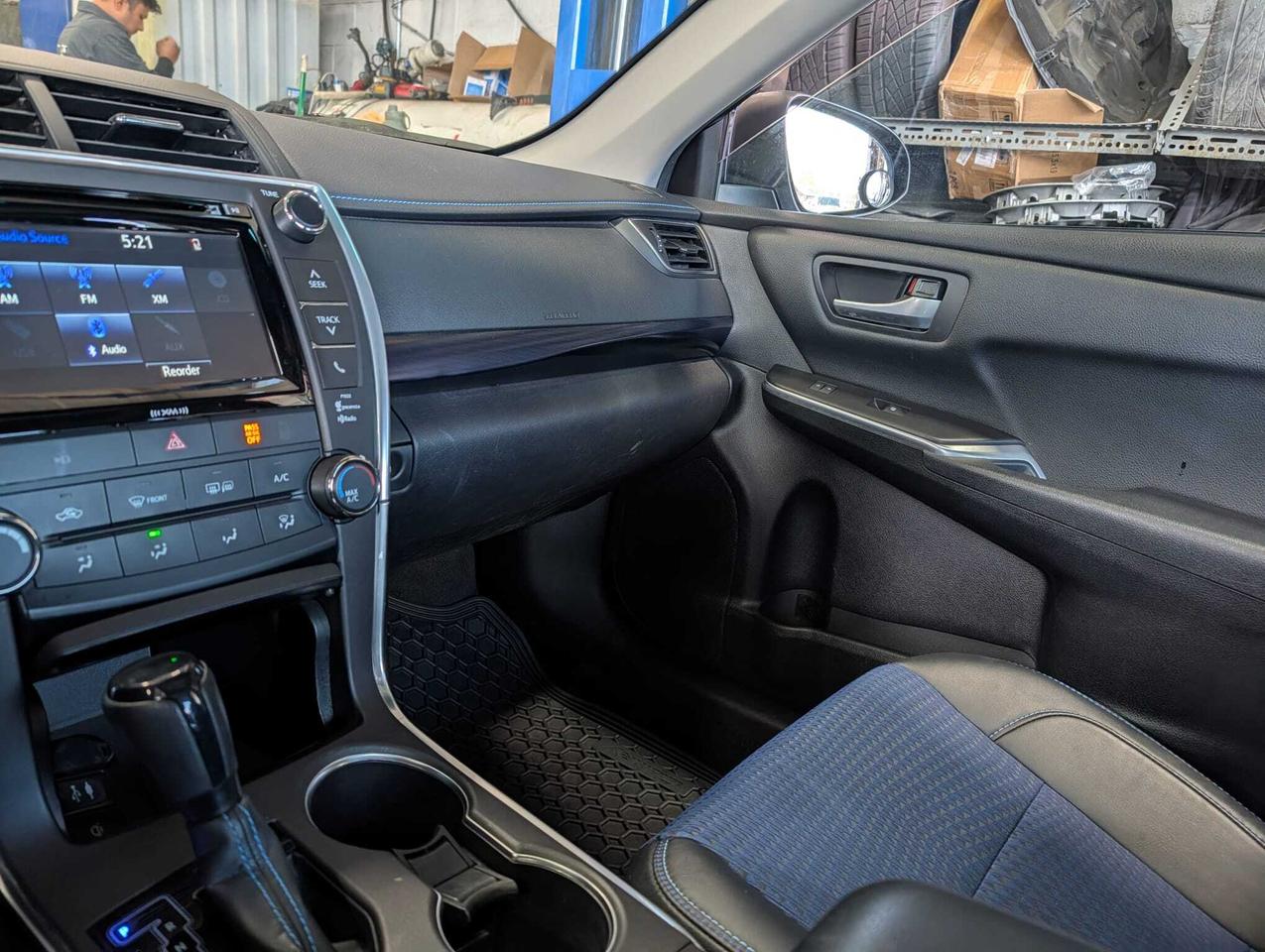 2016 Toyota Camry SE, 1 Owner, Low kms! Only 66500! Photo