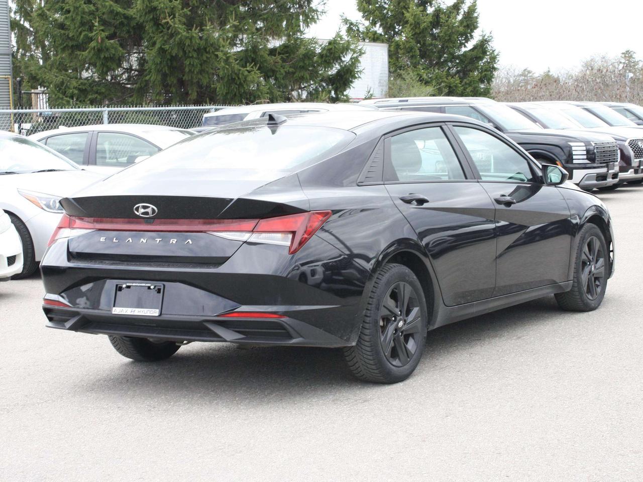 2023 Hyundai Elantra Preferred IVT Photo3