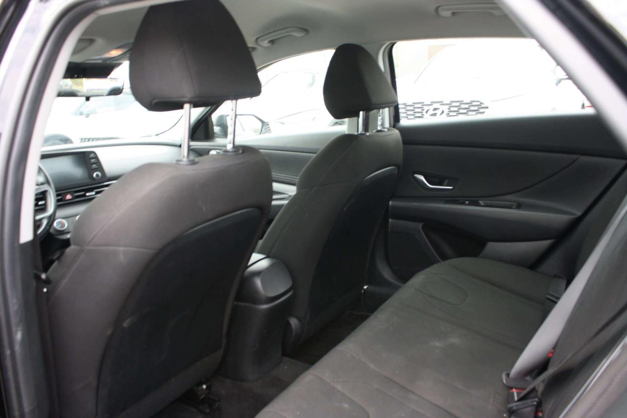 2023 Hyundai Elantra Preferred IVT Photo