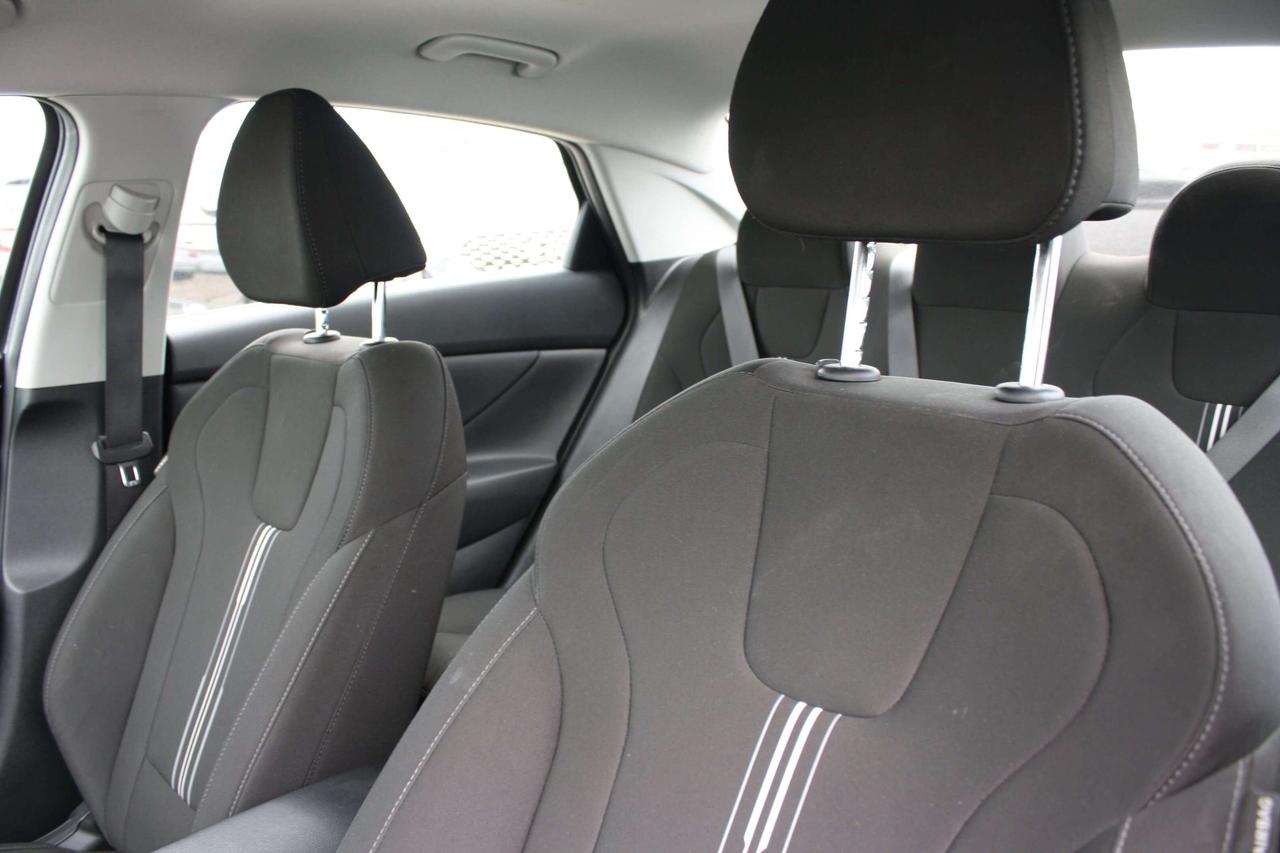 2023 Hyundai Elantra Preferred IVT Photo