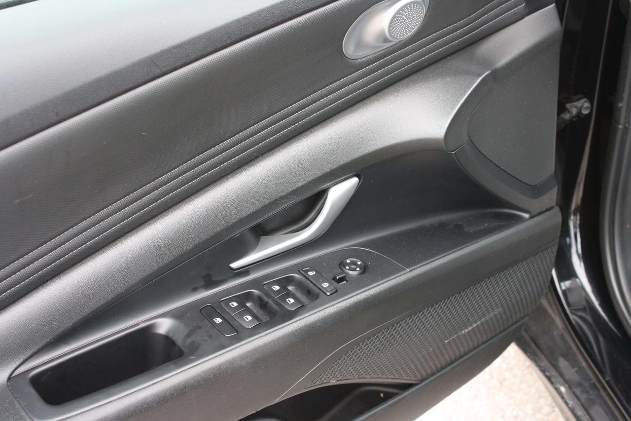 2023 Hyundai Elantra Preferred IVT Photo