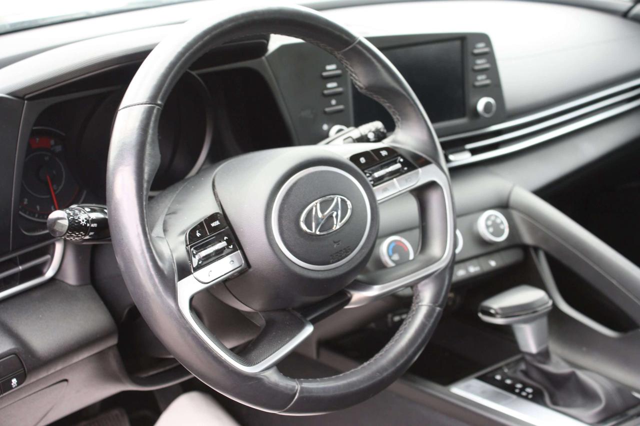 2023 Hyundai Elantra Preferred IVT Photo