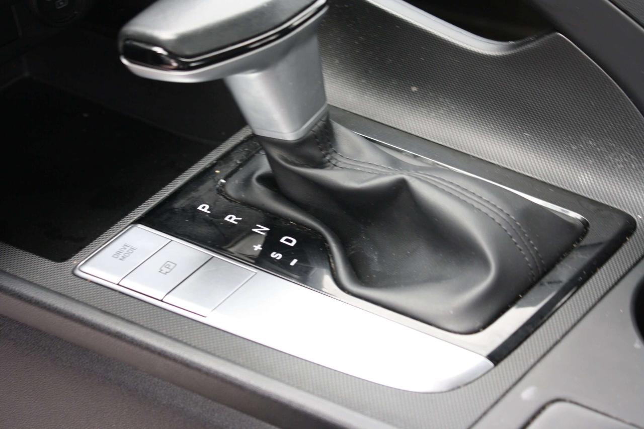 2023 Hyundai Elantra Preferred IVT Photo