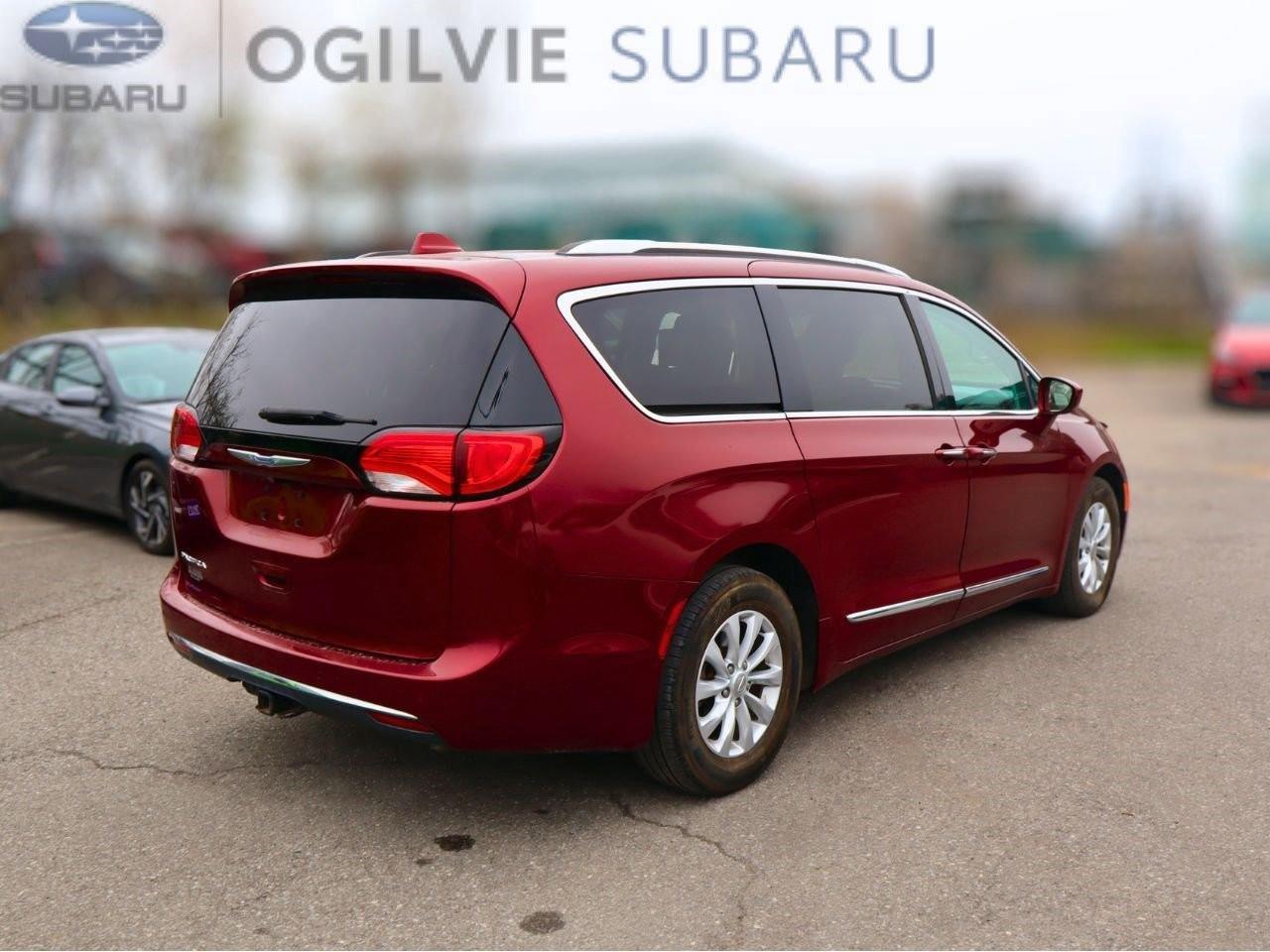 2019 Chrysler Pacifica Touring-L Passenger Van Photo