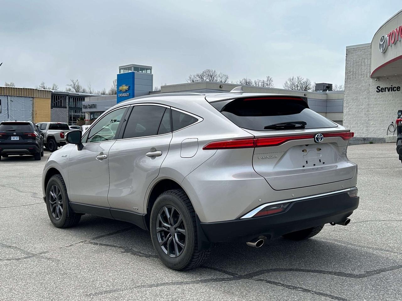 2021 Toyota Venza XLE Photo2