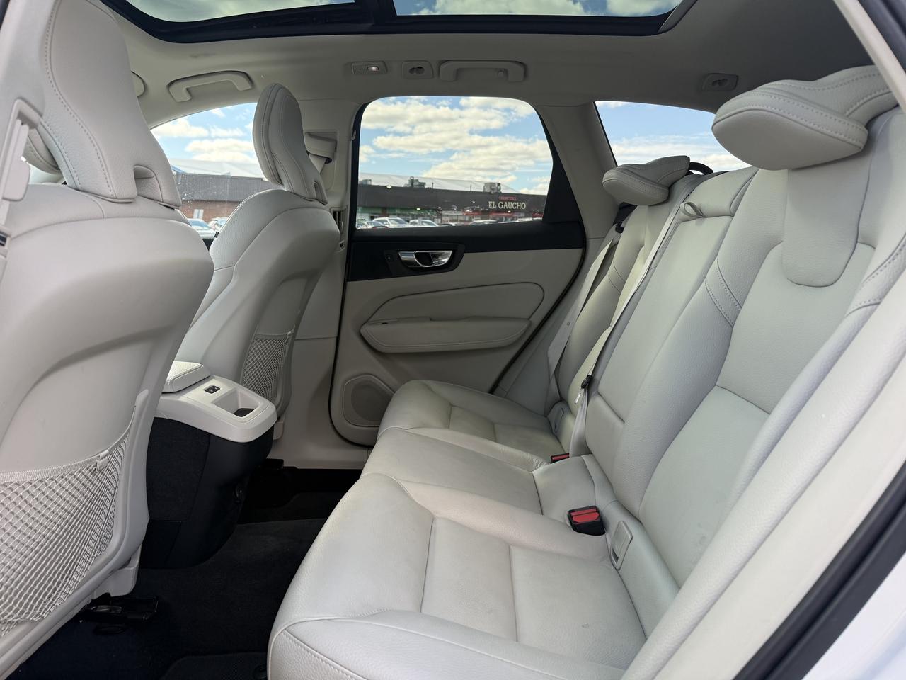 2022 Volvo XC60 No Accidents l B6 l AWD l Momentum l 2 Keys Photo