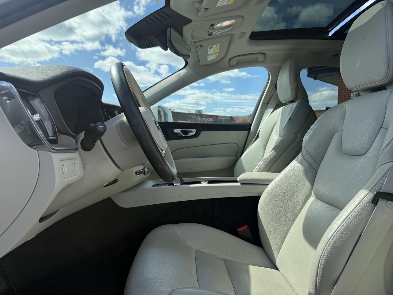 2022 Volvo XC60 No Accidents l B6 l AWD l Momentum l 2 Keys Photo