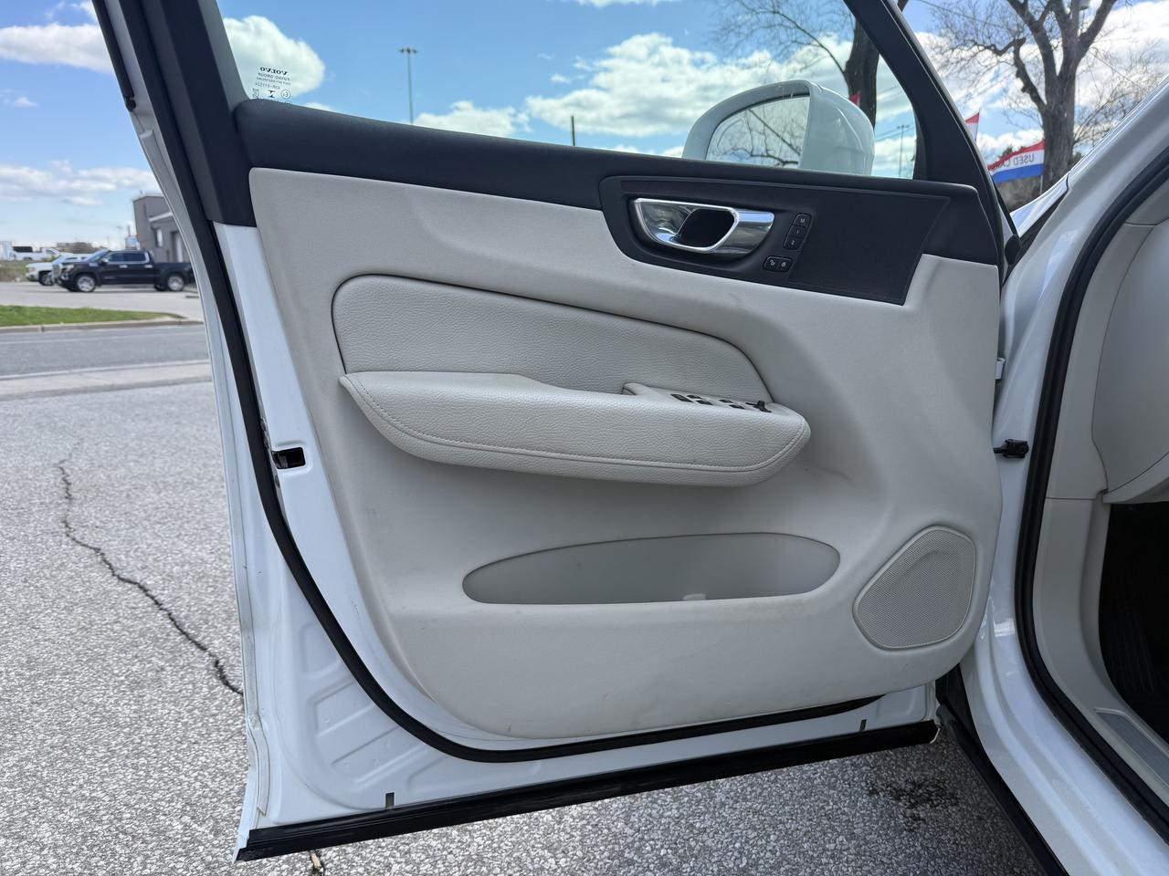 2022 Volvo XC60 No Accidents l B6 l AWD l Momentum l 2 Keys Photo