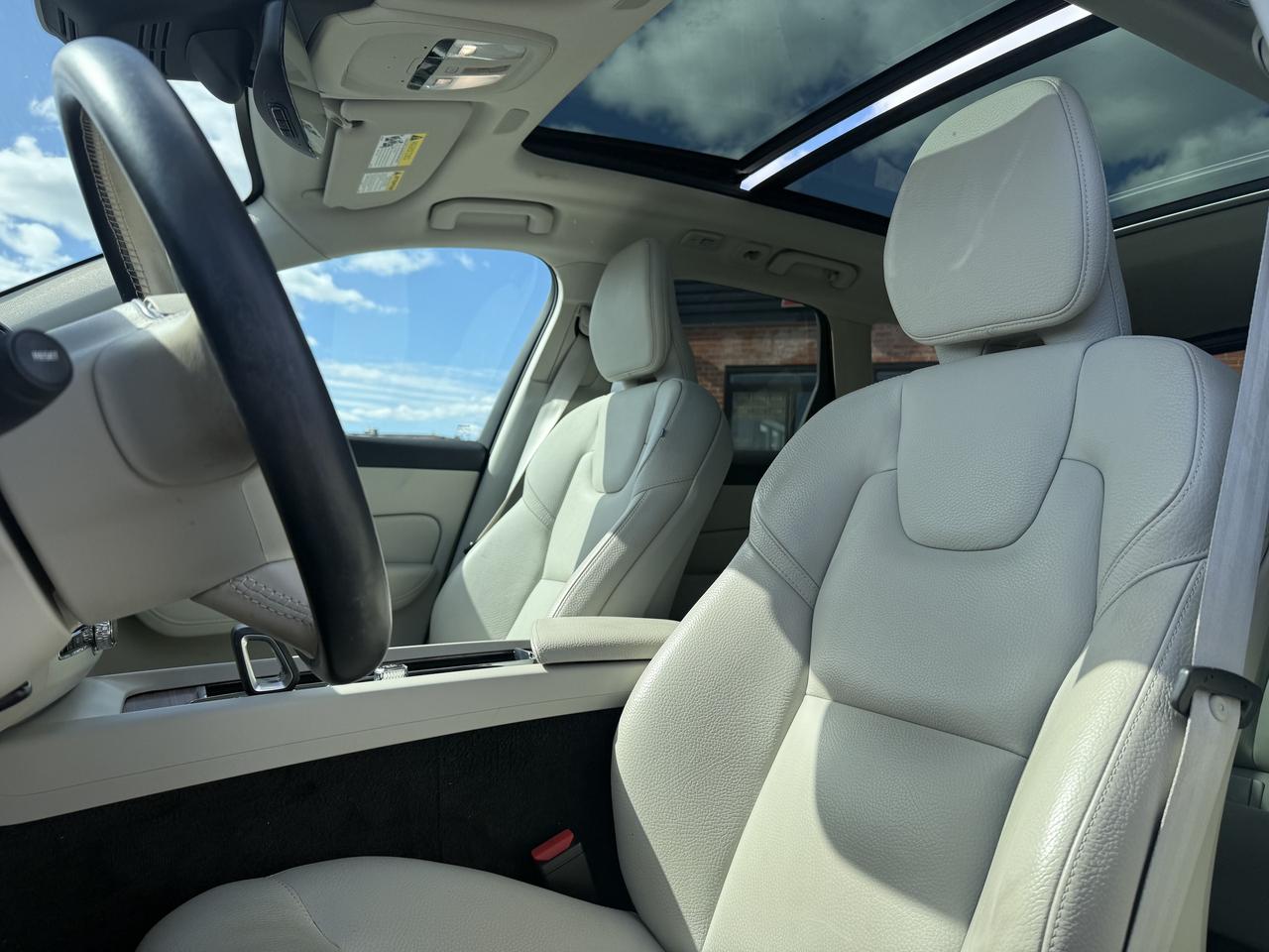 2022 Volvo XC60 No Accidents l B6 l AWD l Momentum l 2 Keys Photo