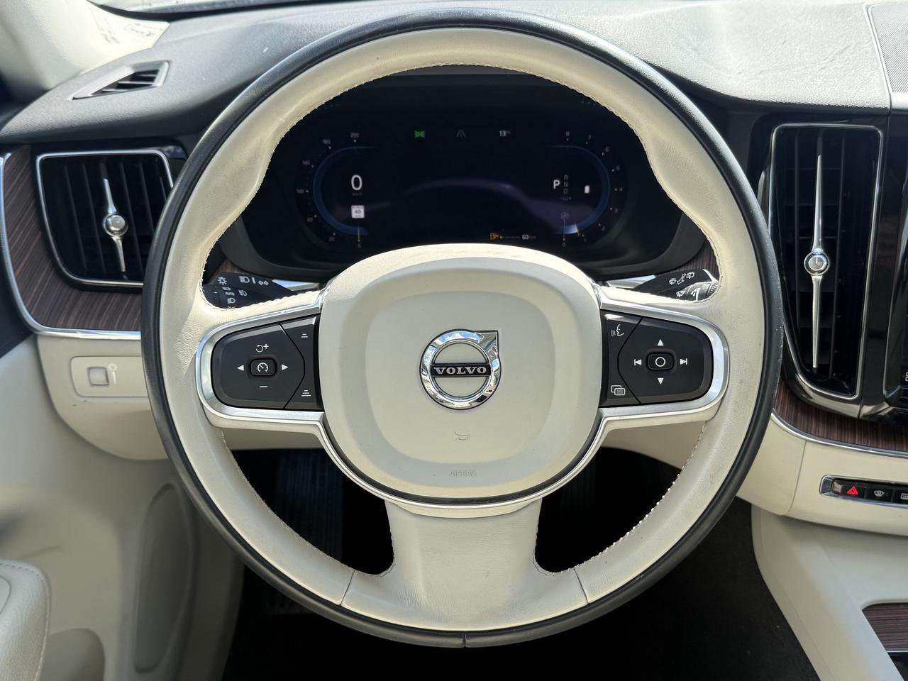 2022 Volvo XC60 No Accidents l B6 l AWD l Momentum l 2 Keys Photo