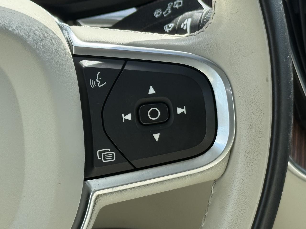 2022 Volvo XC60 No Accidents l B6 l AWD l Momentum l 2 Keys Photo
