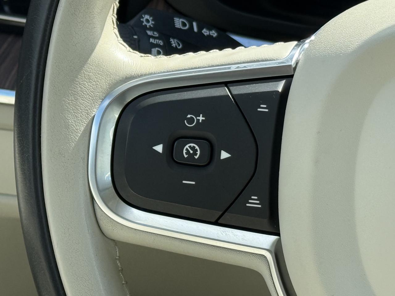 2022 Volvo XC60 No Accidents l B6 l AWD l Momentum l 2 Keys Photo