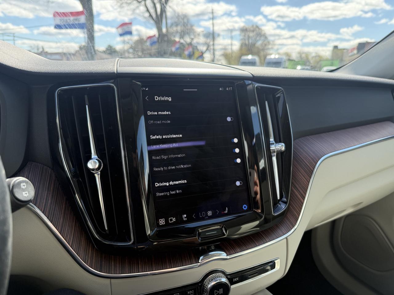 2022 Volvo XC60 No Accidents l B6 l AWD l Momentum l 2 Keys Photo