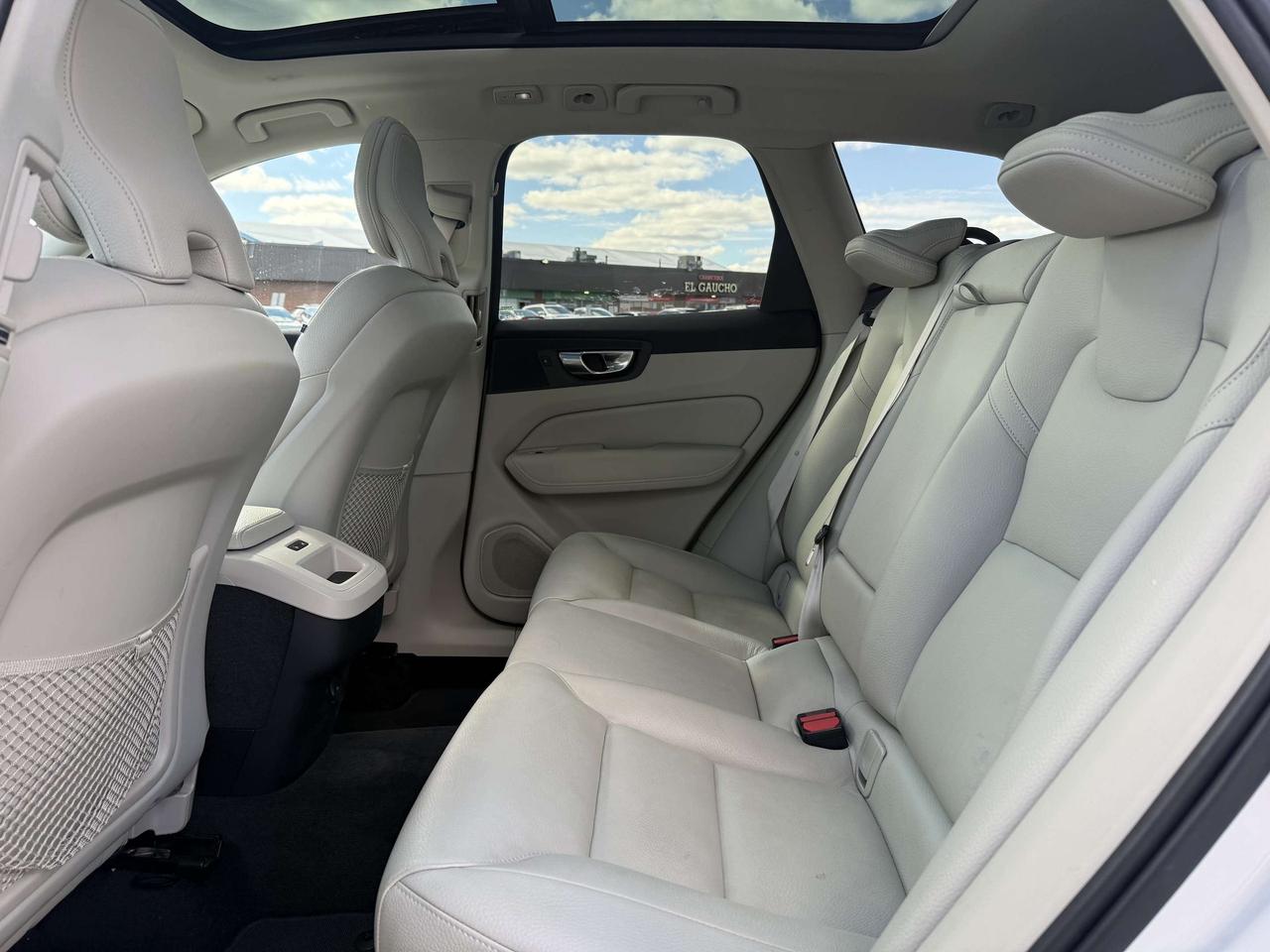 2022 Volvo XC60 No Accidents l B6 l AWD l Momentum l 2 Keys Photo