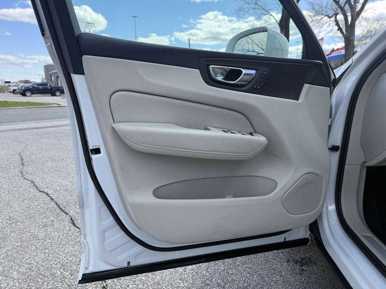 2022 Volvo XC60 No Accidents l B6 l AWD l Momentum l 2 Keys Photo