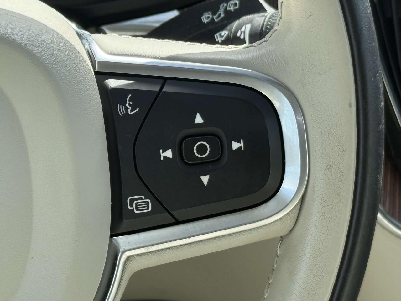 2022 Volvo XC60 No Accidents l B6 l AWD l Momentum l 2 Keys Photo