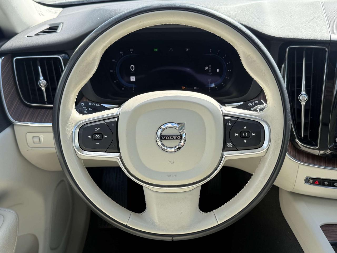 2022 Volvo XC60 No Accidents l B6 l AWD l Momentum l 2 Keys Photo