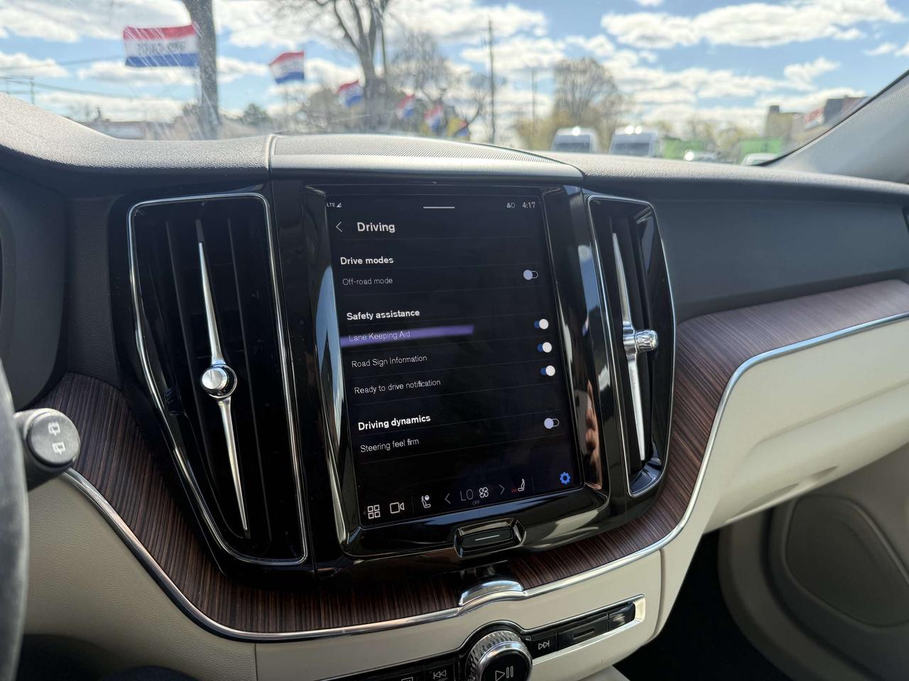 2022 Volvo XC60 No Accidents l B6 l AWD l Momentum l 2 Keys Photo