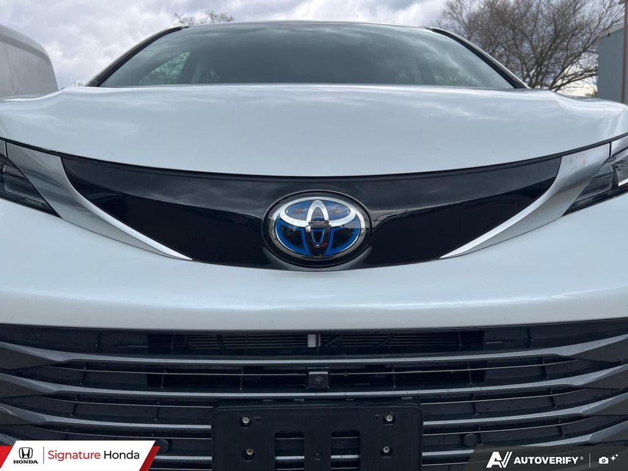 2024 Toyota Sienna LIMITED Photo