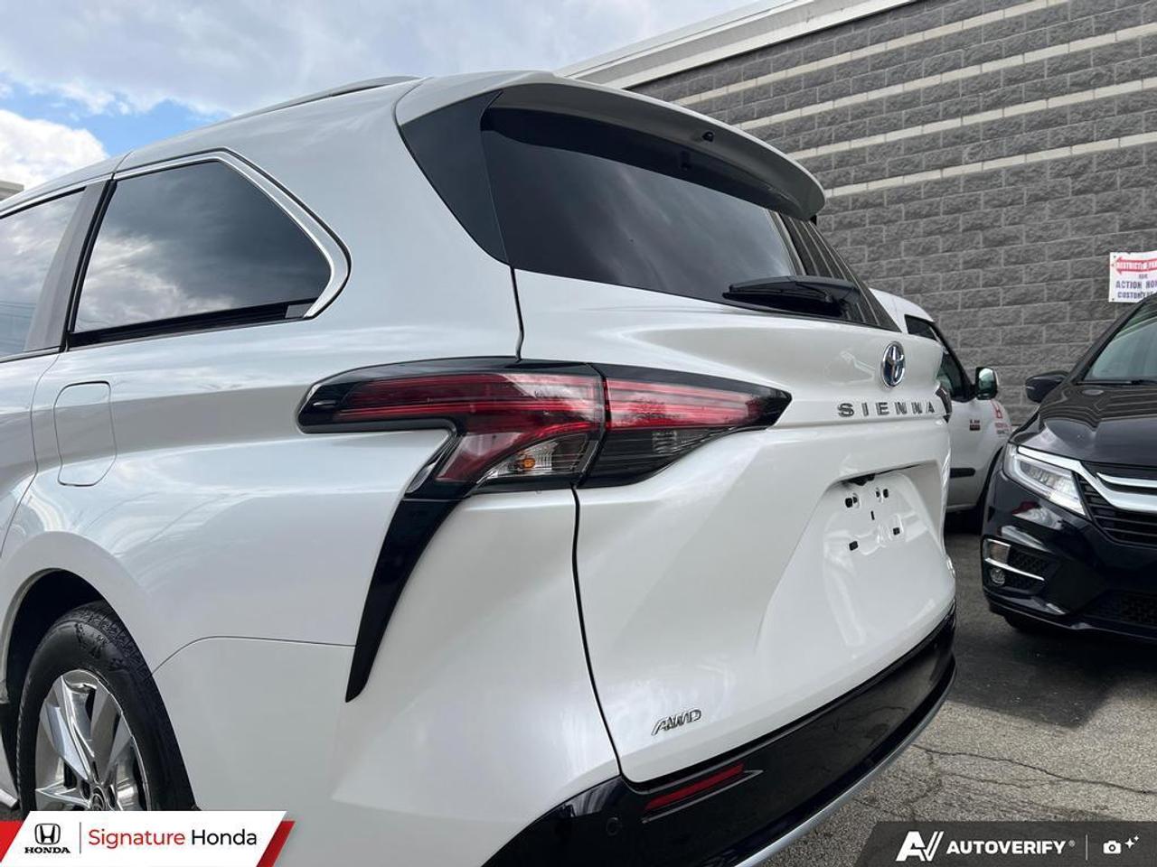 2024 Toyota Sienna LIMITED Photo