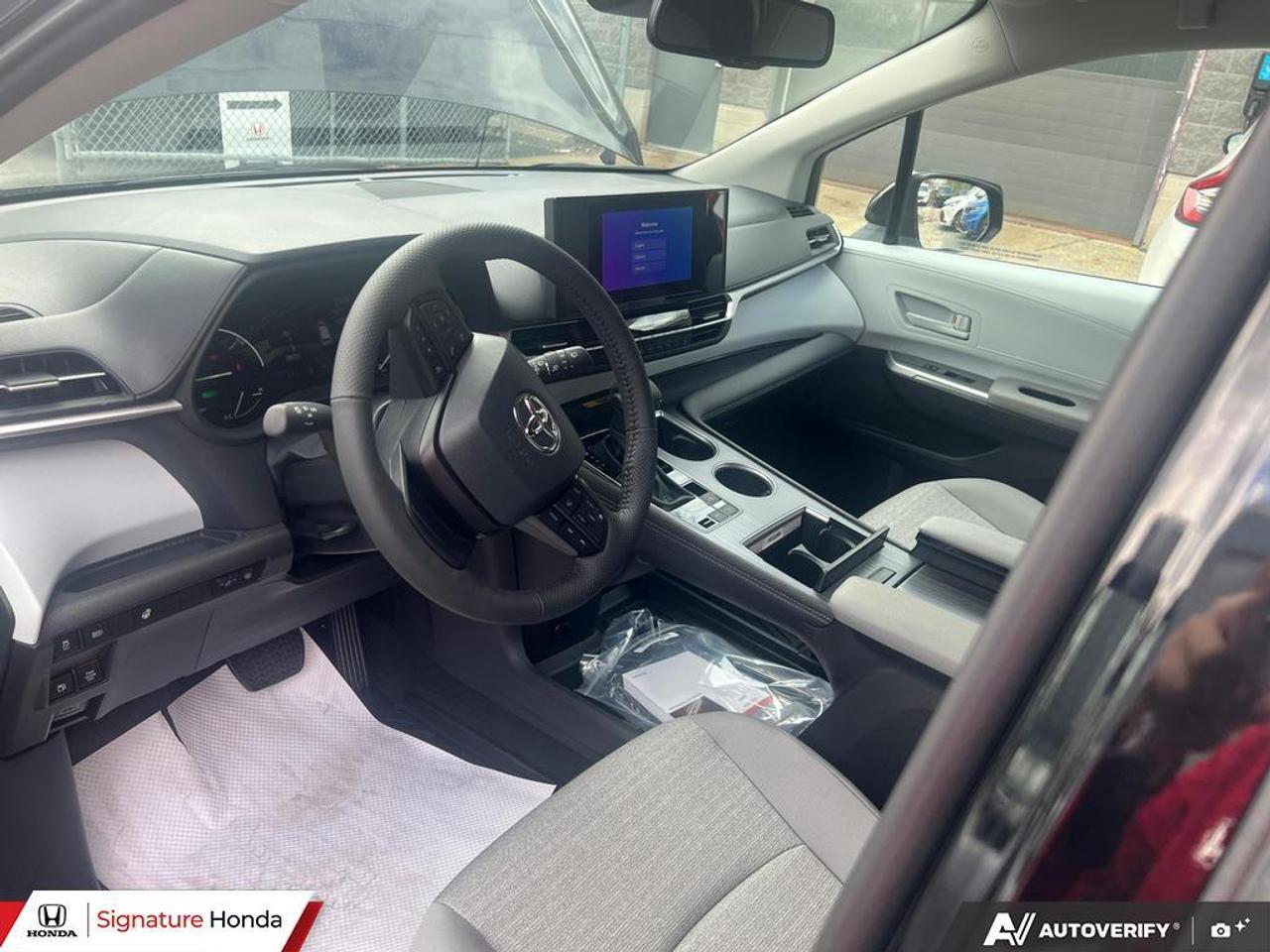 2026 Toyota Sienna LE Photo