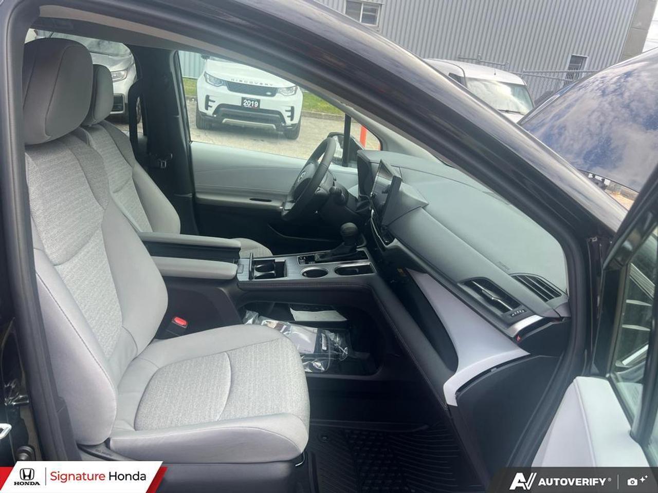 2026 Toyota Sienna LE Photo