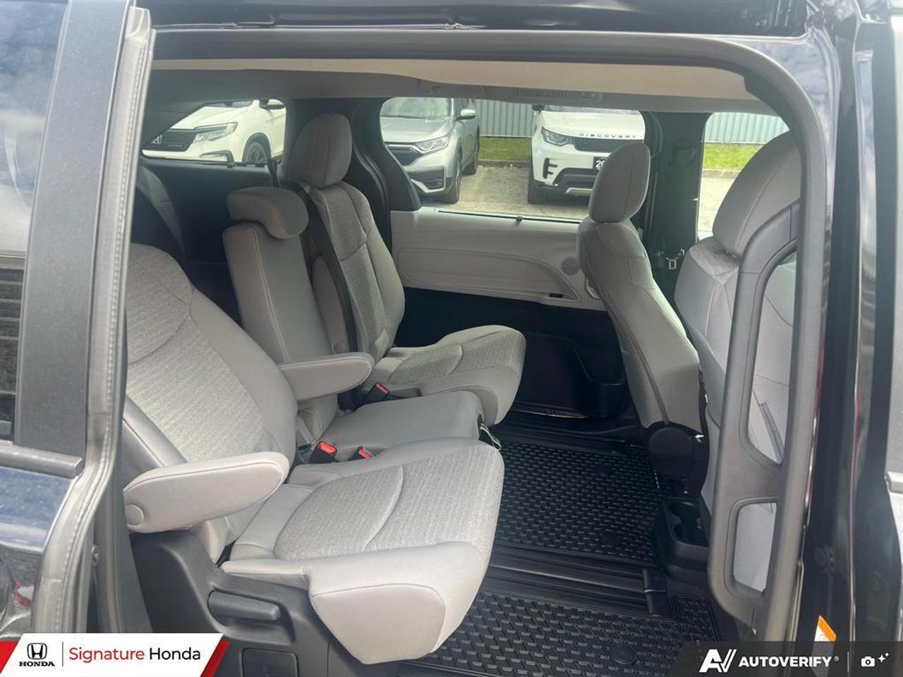 2026 Toyota Sienna LE Photo