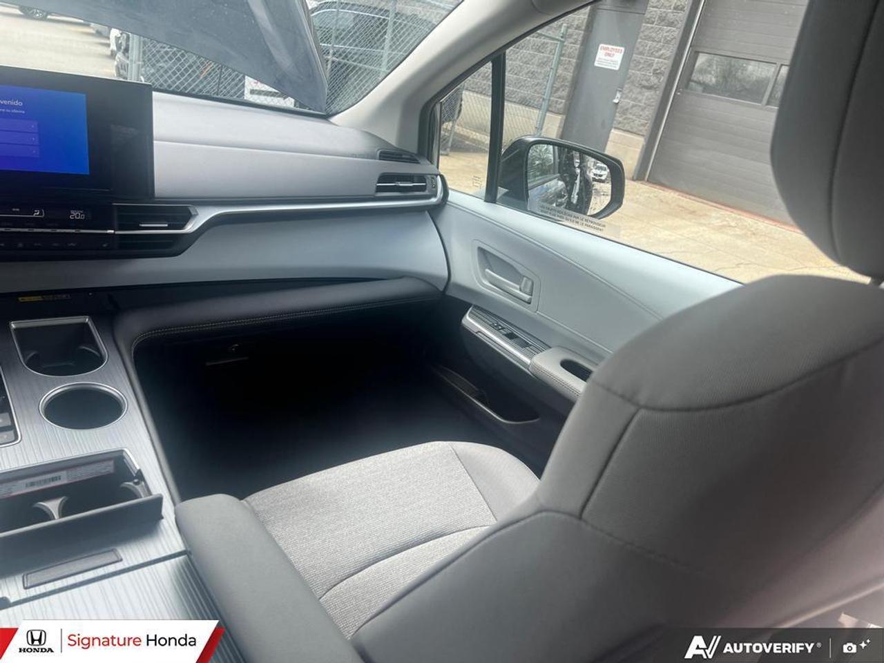 2026 Toyota Sienna LE Photo