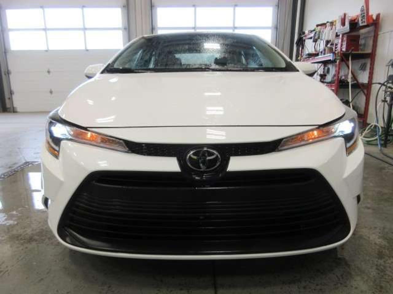 2025 Toyota Corolla LE UPGRADE W/ROOF, ALLOYS, HTD. SEATS, JUST 22K! Photo