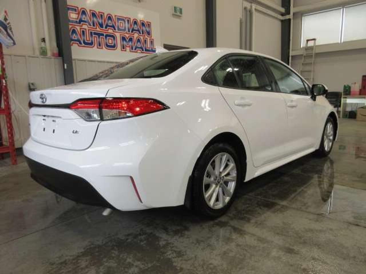 2025 Toyota Corolla LE UPGRADE W/ROOF, ALLOYS, HTD. SEATS, JUST 22K! Photo