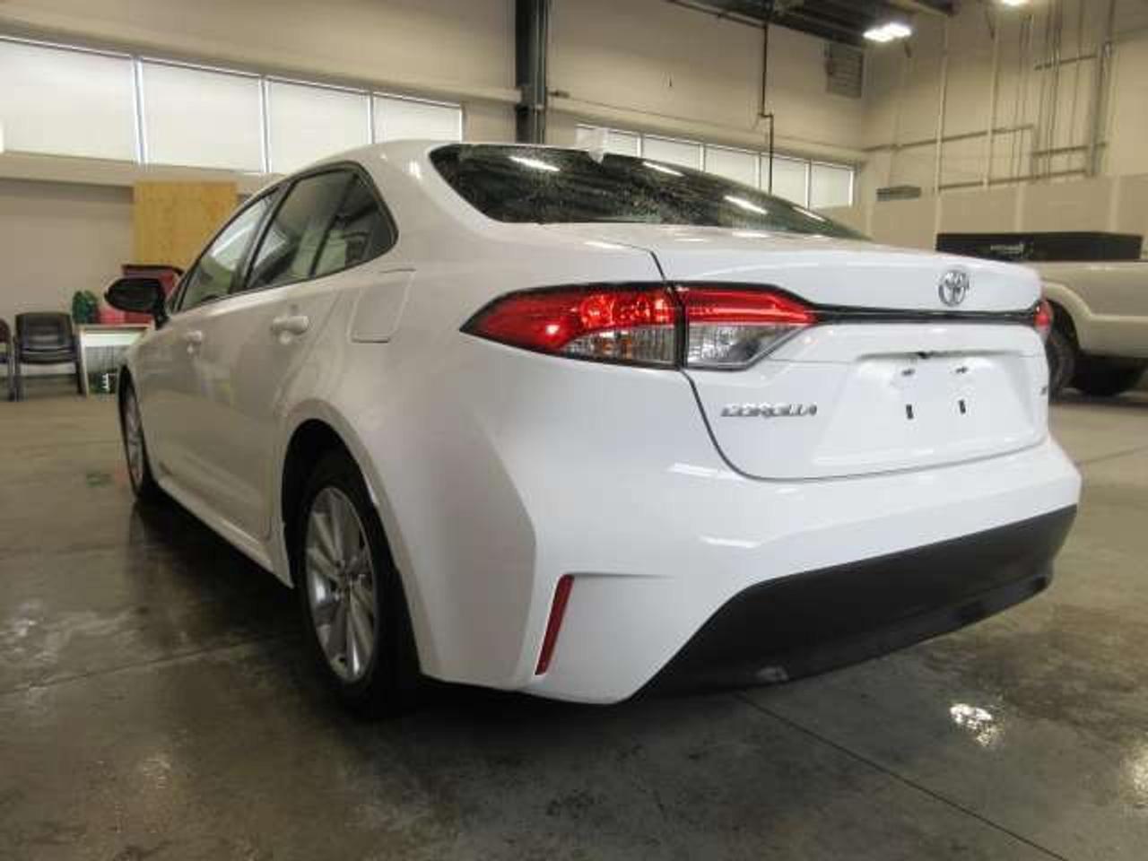 2025 Toyota Corolla LE UPGRADE W/ROOF, ALLOYS, HTD. SEATS, JUST 22K! Photo