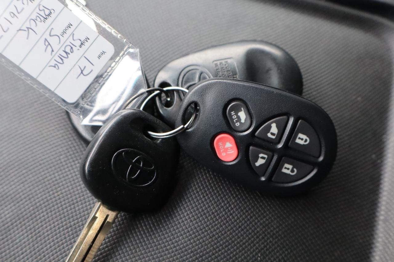 2017 Toyota Sienna SE 8-Passenger Safety Certified Photo