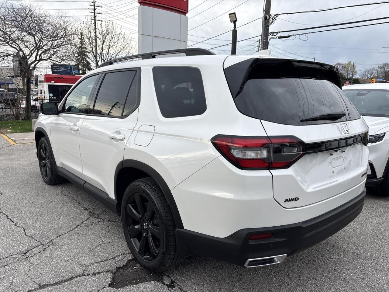 2025 Honda Pilot Black Edition Honda Certified 7YR/160K Warranty Photo3