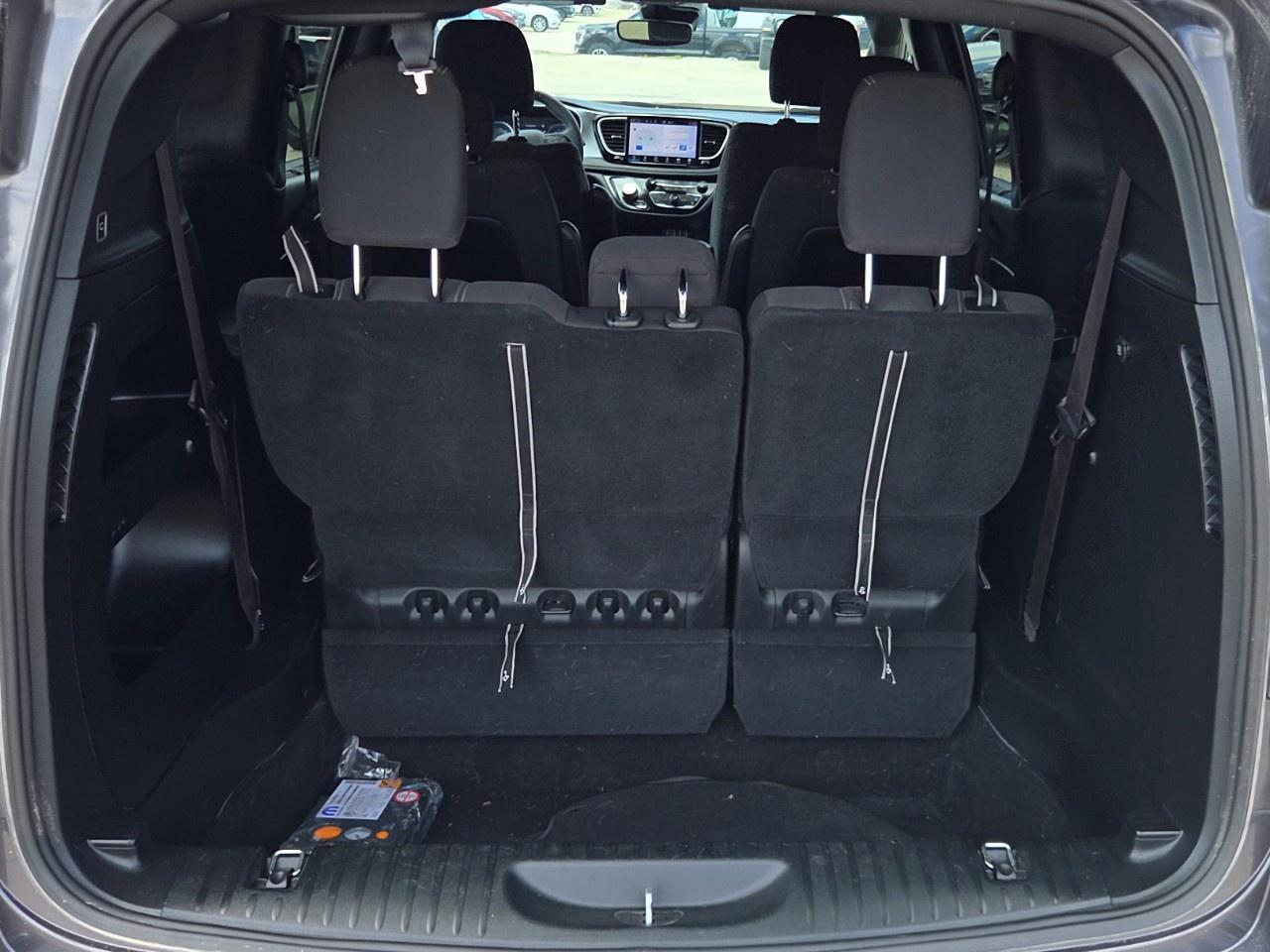 2022 Chrysler Pacifica Touring AWD Photo3