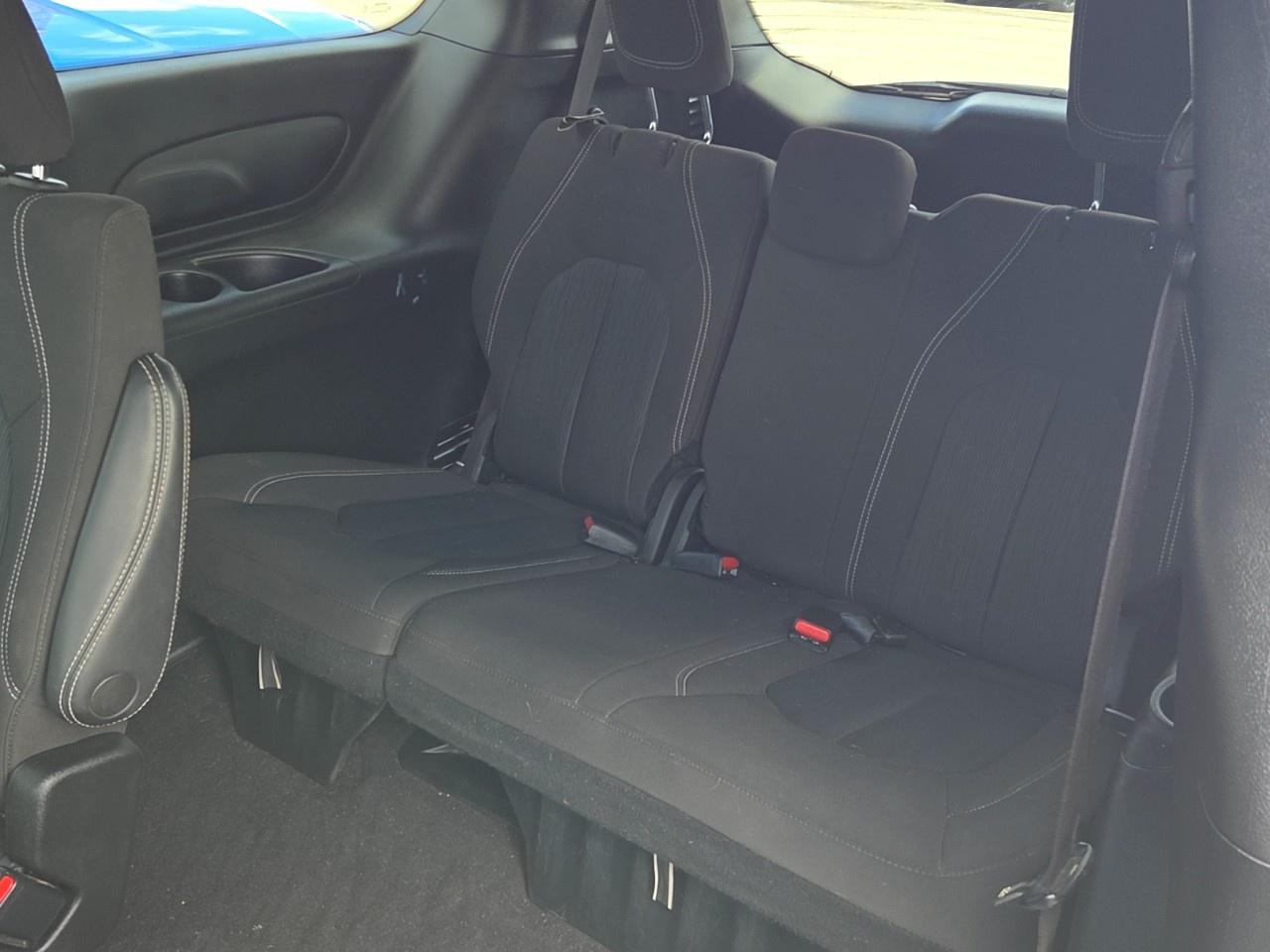 2022 Chrysler Pacifica Touring AWD Photo4