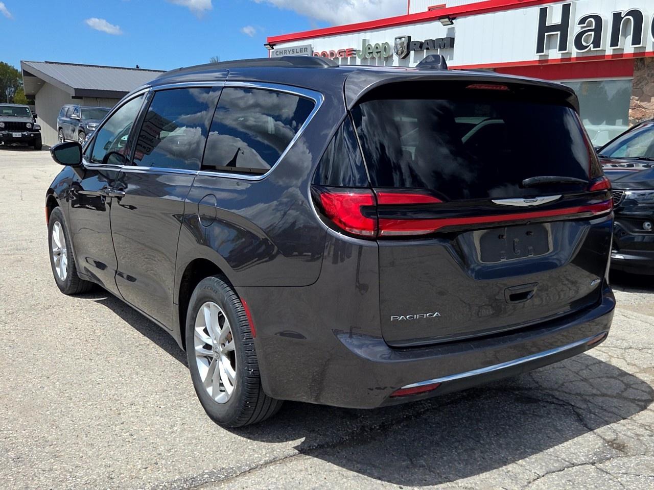 2022 Chrysler Pacifica Touring AWD Photo2