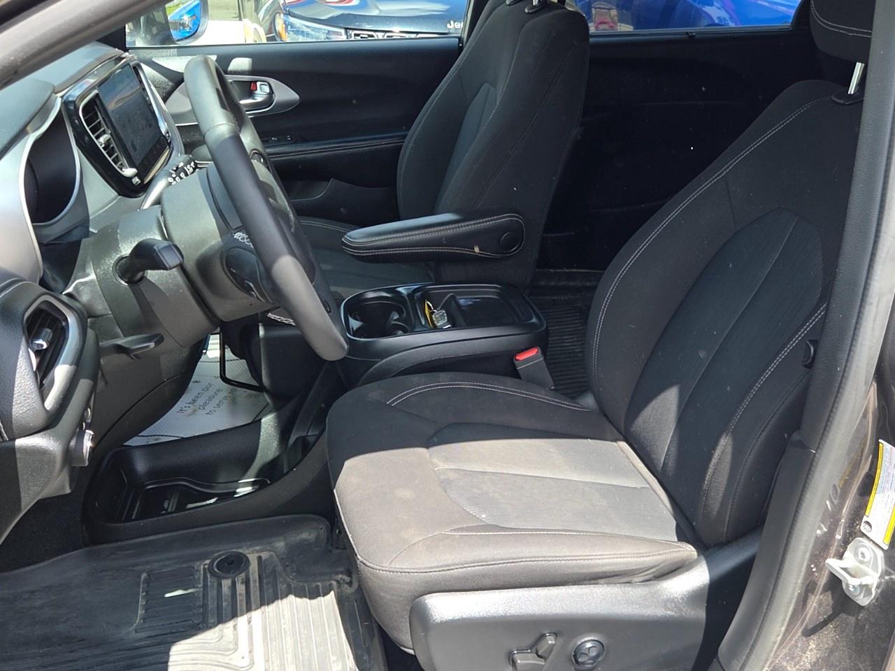 2022 Chrysler Pacifica Touring AWD Photo
