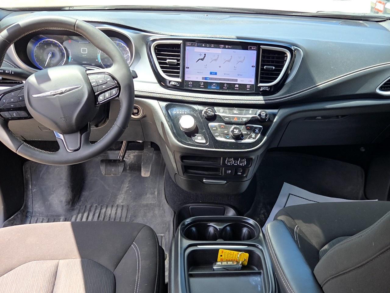 2022 Chrysler Pacifica Touring AWD Photo