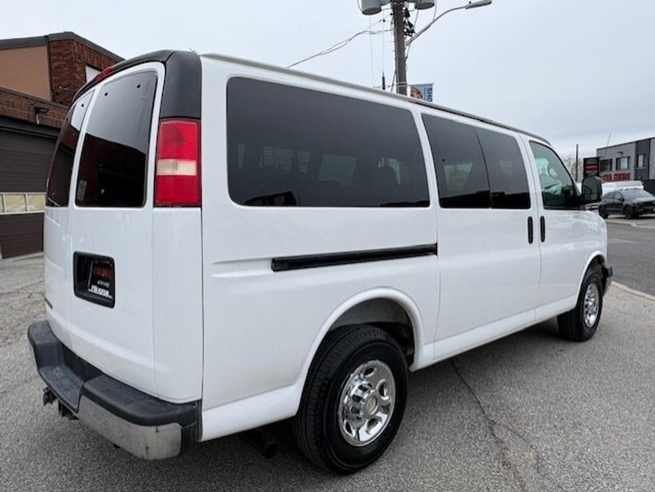2009 Chevrolet Express Passenger LT 3500 12 PASSENGER-ONLY 90KM-SLIDING DOOR-TOW PK Photo4