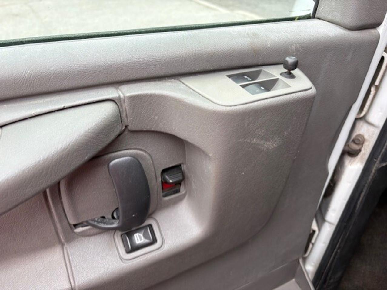 2009 Chevrolet Express Passenger LT 3500 12 PASSENGER-ONLY 90KM-SLIDING DOOR-TOW PK Photo