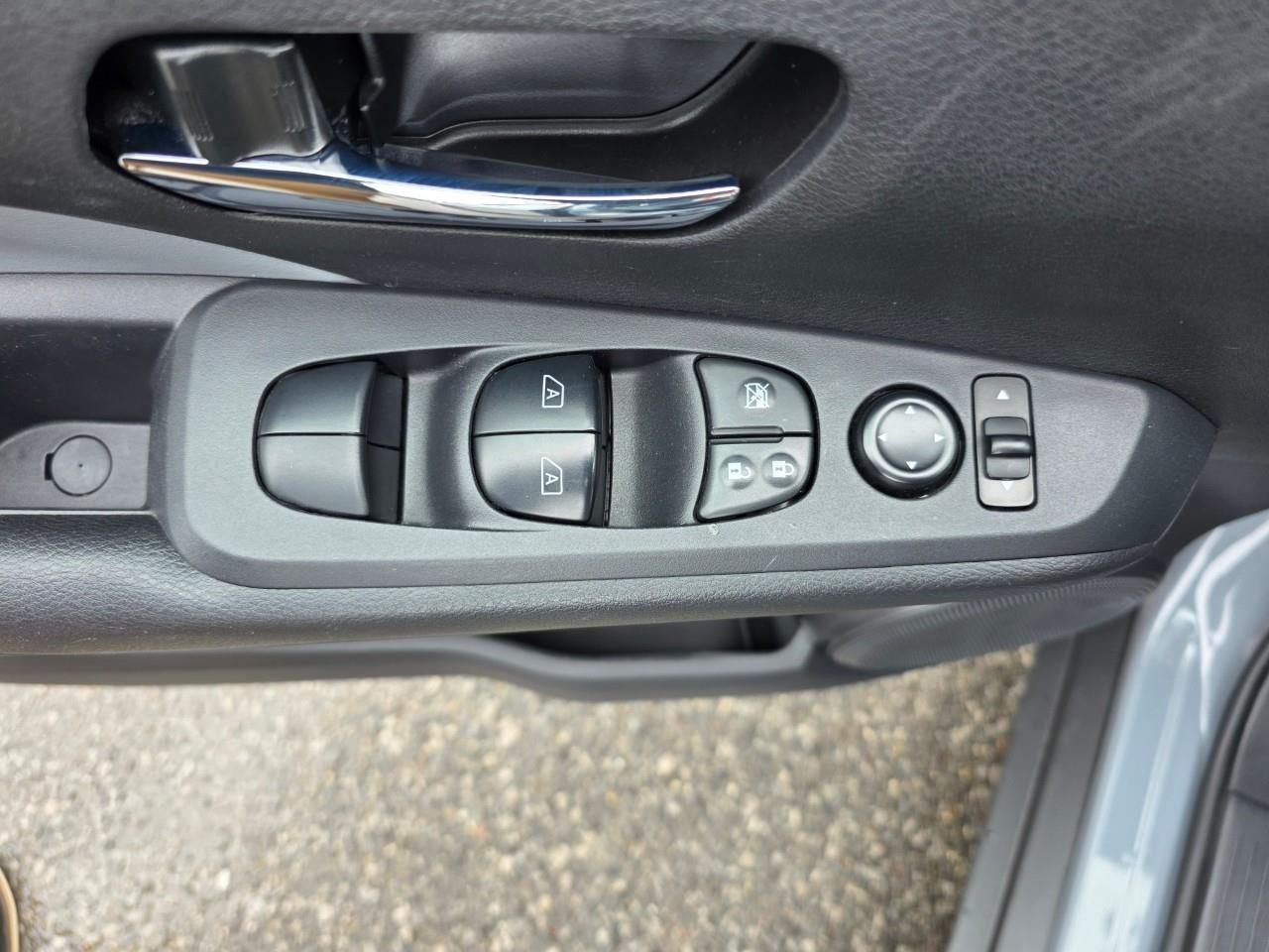 2024 Nissan Kicks SR 4dr Front-Wheel Drive Photo