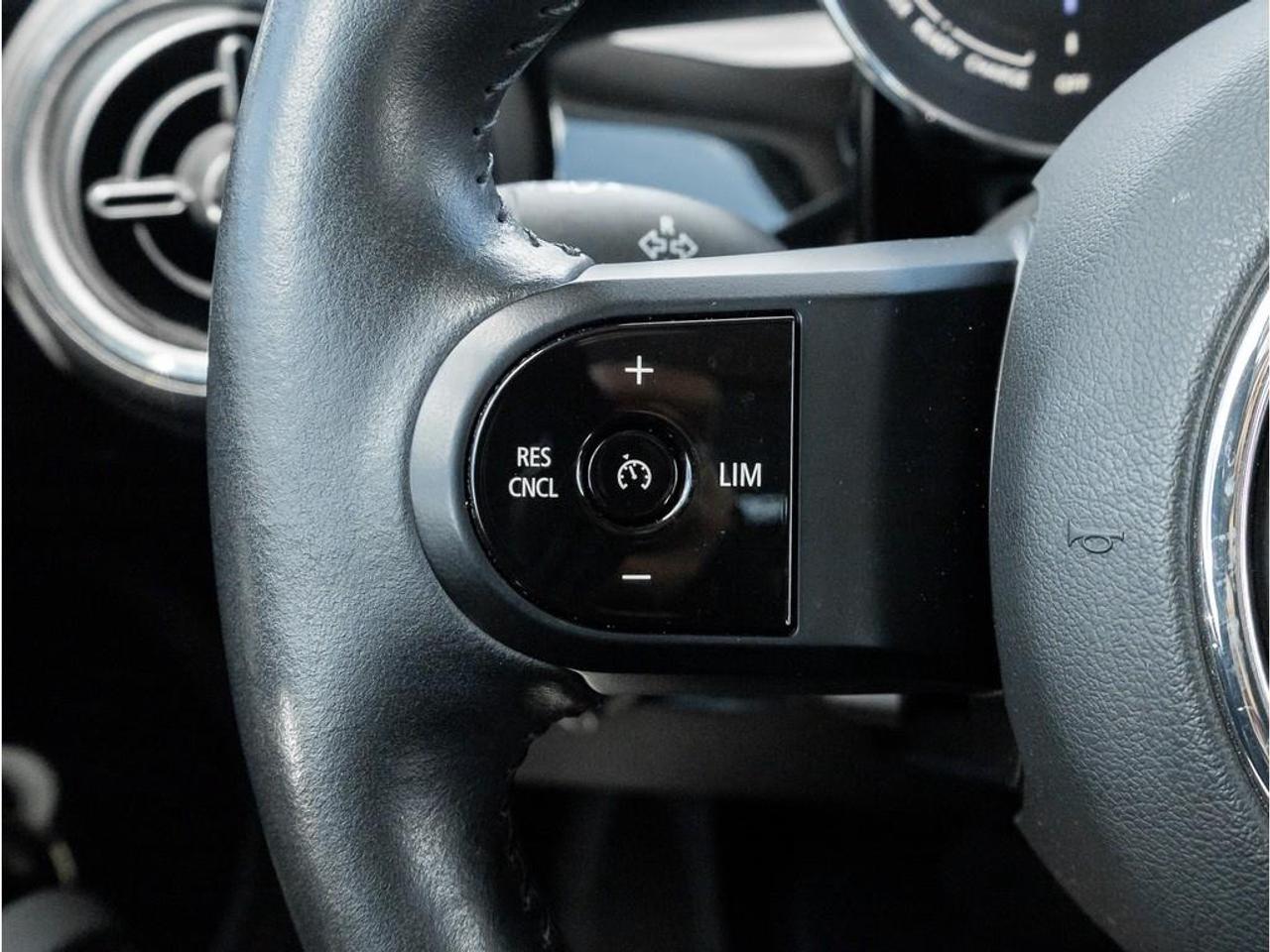 2024 MINI SE 3 Door Cooper Front-Wheel Drive Hatchback Photo