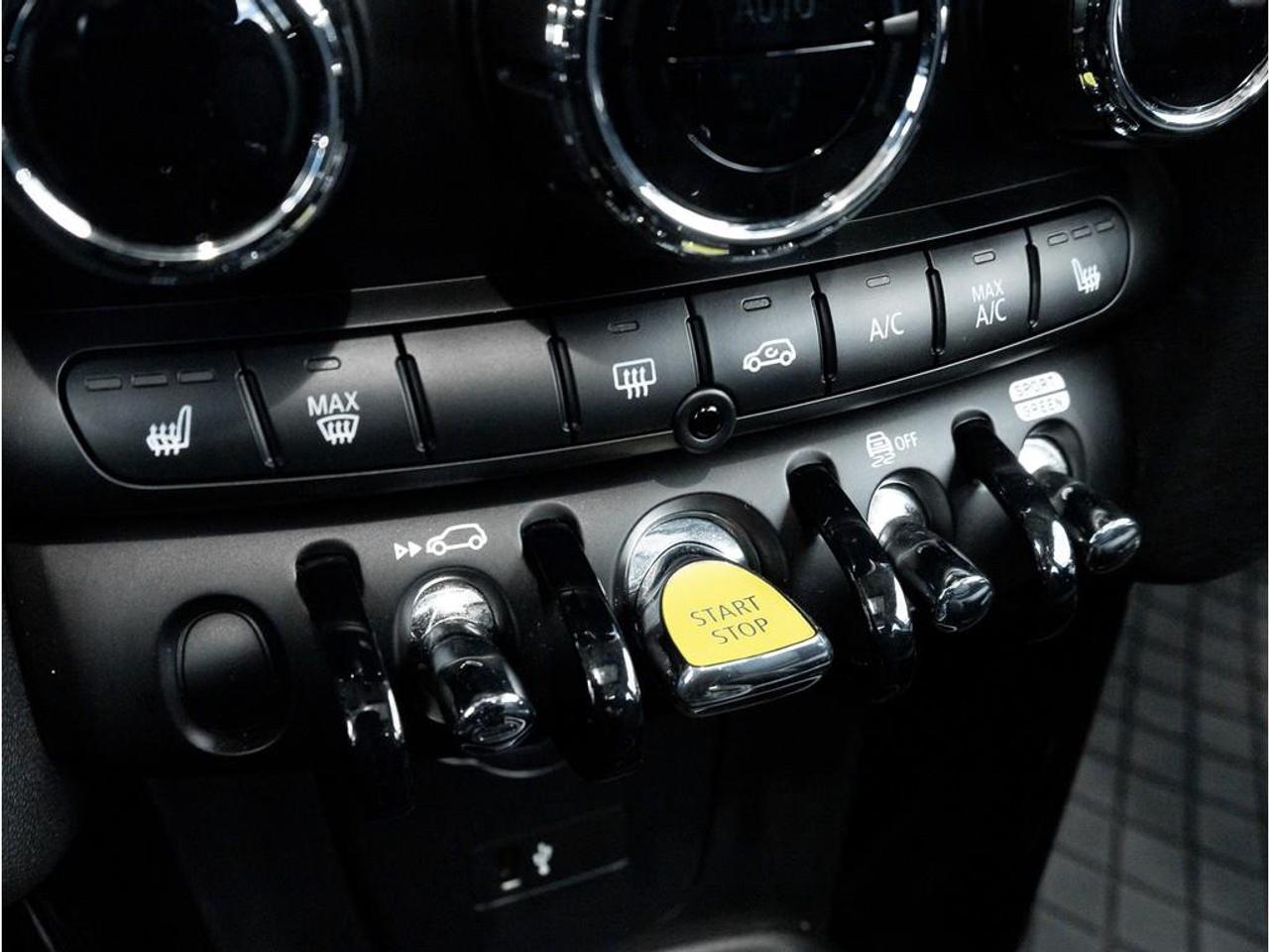 2024 MINI SE 3 Door Cooper Front-Wheel Drive Hatchback Photo